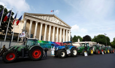 Les agriculteurs français manifestent devant l'Assemblée Nationale à Paris