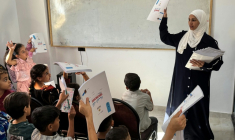 Hadeel Zourob, une enseignante palestinienne déplacée par la guerre à Gaza, lors d'un cours à des enfants également déplacés à Al-Arish, dans le nord de l'Egypte, le 1er octobre 2026  ( AFP / Amr AHMED )