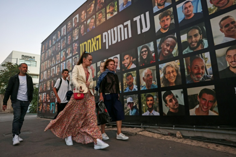 Photos des otages enlevés lors de l'attaque du Hamas contre Israël le 7 octobre 2023, à Jérusalem le 6 octobre 2025 ( AFP / AHMAD GHARABLI )