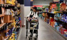 Une personne fait ses courses à New York
