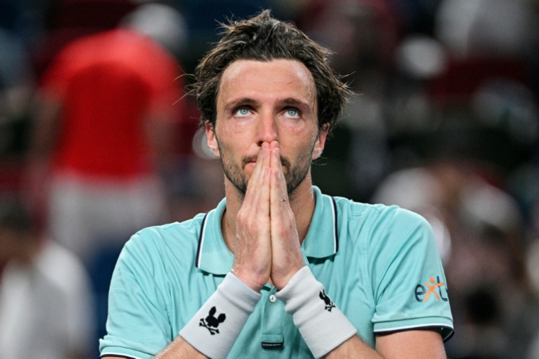 Arthur Rinderknech célèbre sa victoire contre le Russe Daniil Medvedev, le 11 octobre 2025 à Shanghai ( AFP / Hector RETAMAL )
