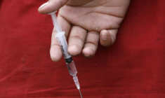 Un vétérinaire prépare une injection d'anesthésie