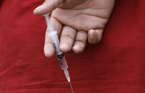 Un vétérinaire prépare une injection d'anesthésie