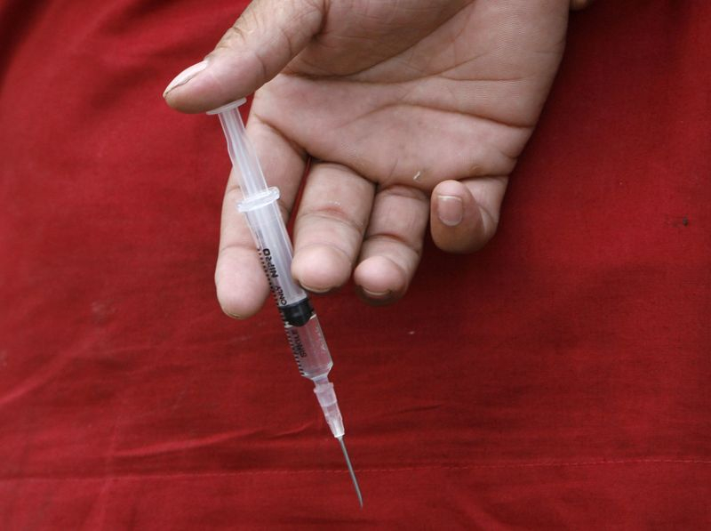 Un vétérinaire prépare une injection d'anesthésie