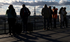 Les touristes regardent la Tour Eiffel à Paris