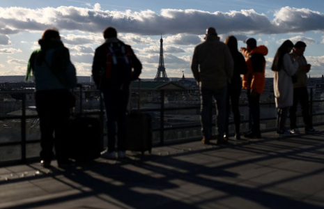 Les touristes regardent la Tour Eiffel à Paris