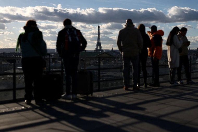 Les touristes regardent la Tour Eiffel à Paris