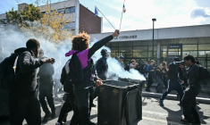 Des lycéens poussent une poubelle en feu devant le lycée Le Corbusier bloqué à Aubervilliers, en Seine-Saint-Denis, le 1er octobre 2026 ( AFP / LOU BENOIST )