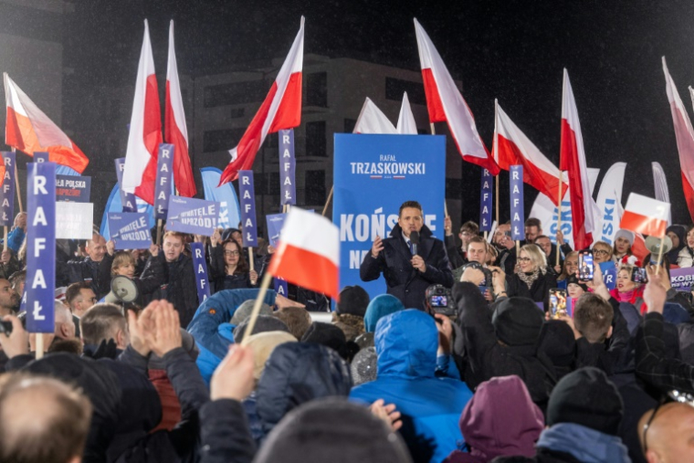 Le maire de Varsovie Rafal Trzaskowski, au centre, en campagne électorale à Konskie, en Pologne, le 11 avril 2025 ( AFP / Wojtek RADWANSKI )