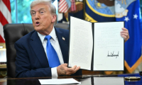 Le président américain Donald Trump présente un décret qu'il vient de signer dans le bureau ovale de la Maison Blanche, à Washington, le 19 septembre 2025 ( AFP / Mandel NGAN )