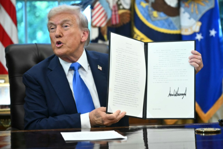Le président américain Donald Trump présente un décret qu'il vient de signer dans le bureau ovale de la Maison Blanche, à Washington, le 19 septembre 2025 ( AFP / Mandel NGAN )