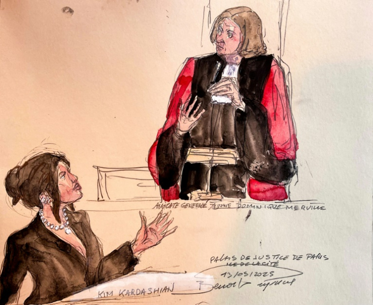 Croquis d'audience représentant l'influenceuse Kim Kardashian (g), à côté de l'avocate générale Anne-Dominique Merville, le 13 mai 2025 au palais de Justice de Paris ( AFP / Benoit PEYRUCQ )