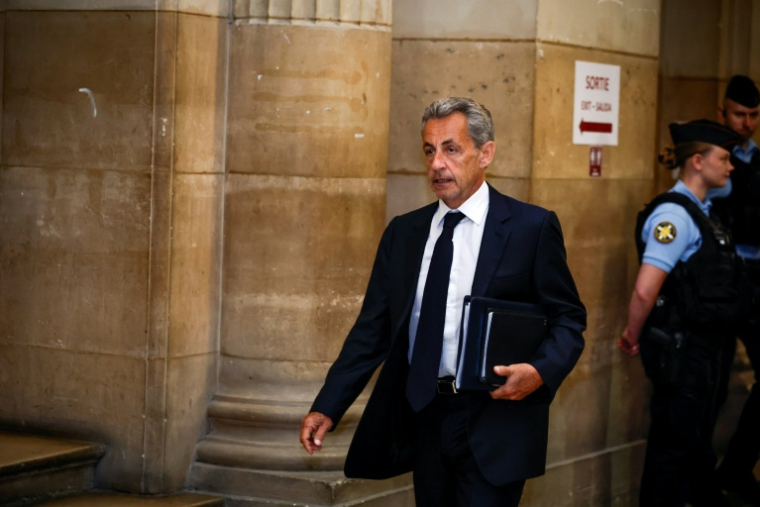 Nicolas Sarkozy arrive à son son procès en appel au Palais de justice de Paris, le 26 mai 2026 ( AFP / SIMON WOHLFAHRT )