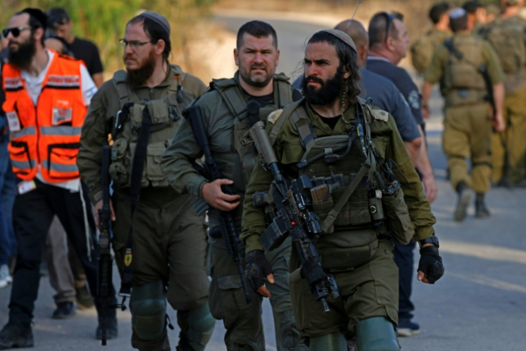 Des soldats israéliens arrivent près du lieu d'une explosion à la périphérie de Yiftah, près de la frontière libanaise, dans le nord d'Israël, le 12 octobre 2026 ( AFP / Jalaa MAREY )