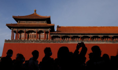 Des touristes font la queue pour entrer dans la Cité interdite à Pékin