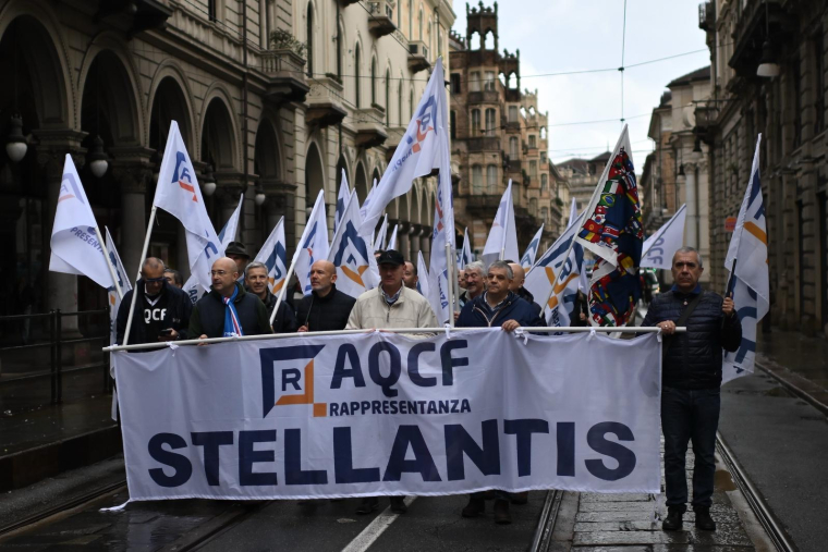 Des employés du secteur automobile appartenant au groupe Stellantis manifestent à Turin le 18 octobre 2024. ( AFP / MARCO BERTORELLO )