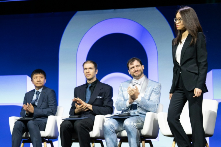 De gauche à droite, les mathématiciens Yu Deng, John Pardon, Jacob Tsimerman et Hong Wang ayant reçu jeudi la médaille Fields, prestigieux prix mathématique, à Philadelphie aux Etats-Unis, le 23 juillet 2026 ( AFP / Erin Blewett )