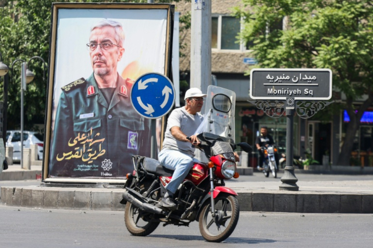 Un portrait du chef d'état-major de l'armée iranienne, le général Mohammad Bagheri, tué par une frappe israélienne, le 16 juin 2025 à Téhéran, en Iran ( AFP / ATTA KENARE )