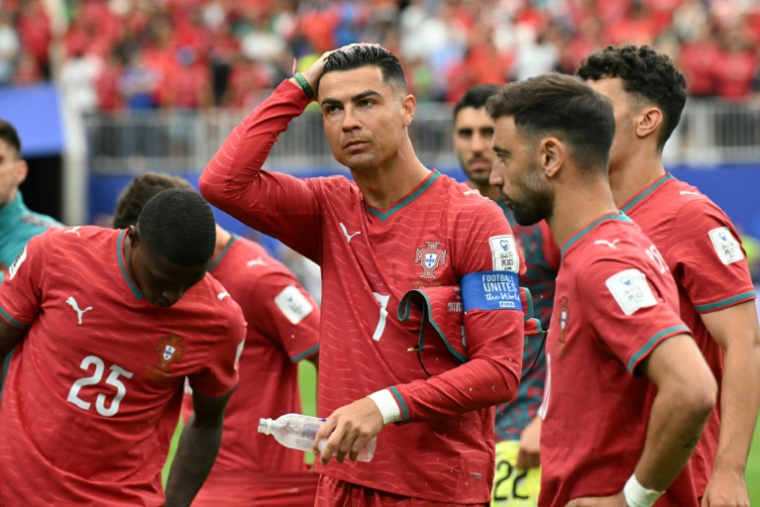Cristiano Ronaldo se rafraîchit lors du match nul entre le Portugal et la RD Congo, le 17 juin 2026 à Houston ( AFP / RONALDO SCHEMIDT )