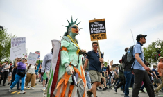 Des manifestants brandissent des pancartes en marchant vers la Maison Blanche lors d'une manifestation pour la libération du Salvadorien expulsé à tort Kilmar Abrego et contre Donald Trump, à Washington, le 19 avril 2025 ( AFP / Richard PIERRIN  )