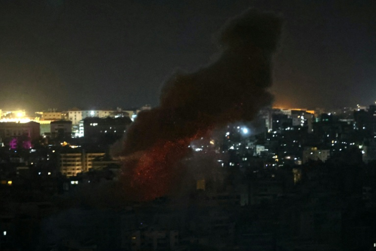 Une colonne de fumée s'élève après une frappe israélienne dans la banlieue sud de Beyrouth, le 21 mars 2026  ( AFP / ibrahim AMRO )