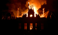 La mairie de Limoges en flammes, incendiée en marge d'une manifestation contre la vie chère, le 17 octobre 2026 ( AFP / Pascal LACHENAUD )