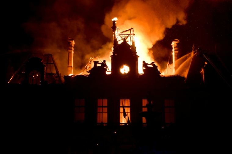 La mairie de Limoges en flammes, incendiée en marge d'une manifestation contre la vie chère, le 17 octobre 2026 ( AFP / Pascal LACHENAUD )