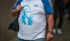 Un participant portant un tee-shirt à l'effigie d'Ulrich Siegmund, principal candidat du parti d'extrême droite AfD aux élections régionales de Saxe-Anhalt, arrive à un meeting électoral à Haldensleben (est de l'Allemagne), le 1er septembre 2026 ( AFP / Ronny HARTMANN )