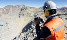 Un travailleur à la mine de cuivre Los Bronces d'Anglo American au Chili