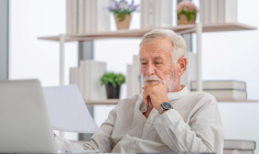 Les chefs d’entreprise doivent être attentifs aux critères fiscaux pour bénéficier de l’abattement de 500.000 euros sur les plus-values lors de la cession de leurs titres sociaux à la retraite (Crédit photo : Shutterstock)