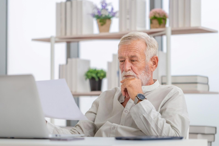 Les chefs d’entreprise doivent être attentifs aux critères fiscaux pour bénéficier de l’abattement de 500.000 euros sur les plus-values lors de la cession de leurs titres sociaux à la retraite (Crédit photo : Shutterstock)