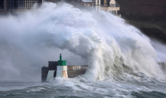 Un vague géante frappe la jetée du port du Conquet, dans le Finistère, le 8 janvier 2026 ( AFP / Fred TANNEAU )