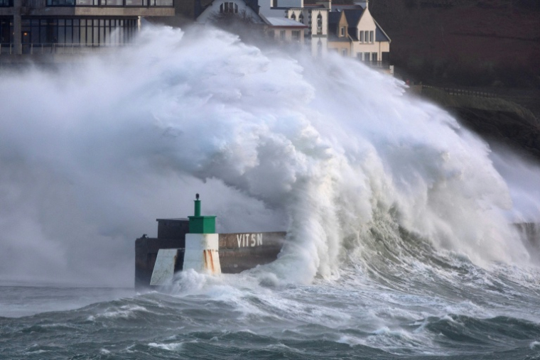 Une puissante vague s'abat sur la jetée du Conquet (ouest de la France), le 8 janvier 2026 ( AFP / Fred TANNEAU )