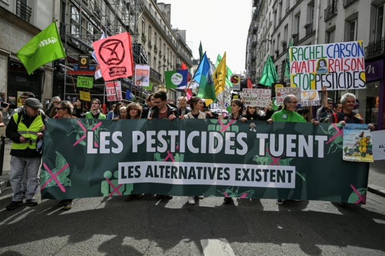 Des manifestants rassemblés pour l'édition 2026 de la "Marche pour un Printemps Bruyant" contre l'usage des pesticides, à Paris, le 4 avril 2026 ( AFP / Anna KURTH )
