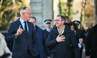 Interrogés sur la meilleure personnalité pour représenter la droite et le centre en cas de candidature commune, les Français mettent l'ex-Premier ministre Edouard Philippe (28%) (à gauche) et Bruno Retailleau (26%) au coude-à-coude ( AFP / LOU BENOIST )