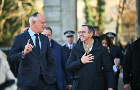 Interrogés sur la meilleure personnalité pour représenter la droite et le centre en cas de candidature commune, les Français mettent l'ex-Premier ministre Edouard Philippe (28%) (à gauche) et Bruno Retailleau (26%) au coude-à-coude ( AFP / LOU BENOIST )