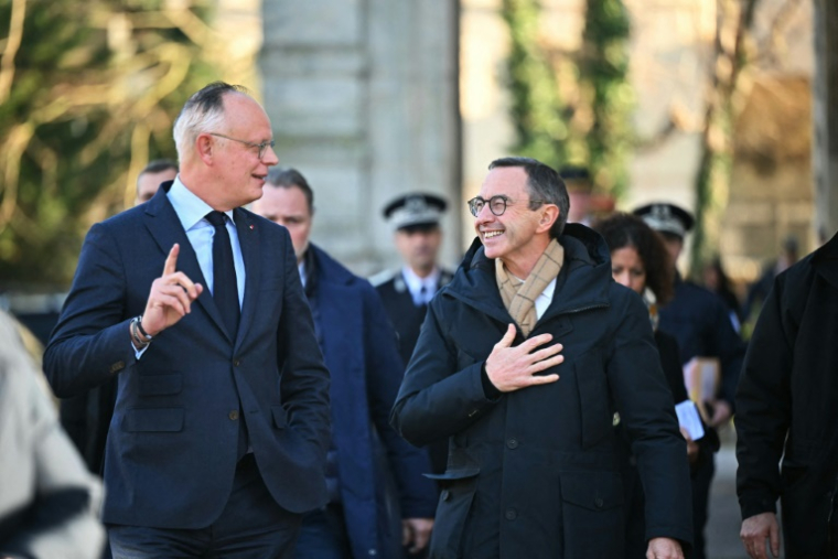 Interrogés sur la meilleure personnalité pour représenter la droite et le centre en cas de candidature commune, les Français mettent l'ex-Premier ministre Edouard Philippe (28%) (à gauche) et Bruno Retailleau (26%) au coude-à-coude ( AFP / LOU BENOIST )