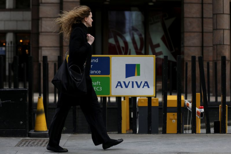 Le logo d'Aviva à l'extérieur du siège social de la société à Londres
