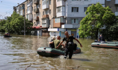 La police évacue les résidents à Kherson, en Ukraine