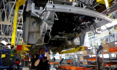 Des employés travaillent sur la chaîne de montage automobile des véhicules Renault Trafic