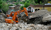 Des secouristes utilisent des pelleteuses pour dégager les décombres des maisons effondrées et rechercher des victimes dans les débris, à Dalori, dans la province montagneuse de Khyber Pakhtunkhwa, le 19 août 2025 au Pakistan ( AFP / Aamir QURESHI )