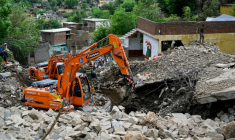 Des secouristes utilisent des pelleteuses pour dégager les décombres des maisons effondrées et rechercher des victimes dans les débris, à Dalori, dans la province montagneuse de Khyber Pakhtunkhwa, le 19 août 2025 au Pakistan ( AFP / Aamir QURESHI )