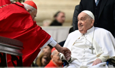Le pape François salue le cardinal Giovanni Battista Re lors d'une apparition surprise à la fin de la messe du dimanche des Rameaux sur la place Saint-Pierre au Vatican le 13 avril 2025 ( AFP / Tiziana FABI )