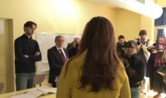 Municipales: Sarah Knafo, candidate à la mairie, vote à Paris