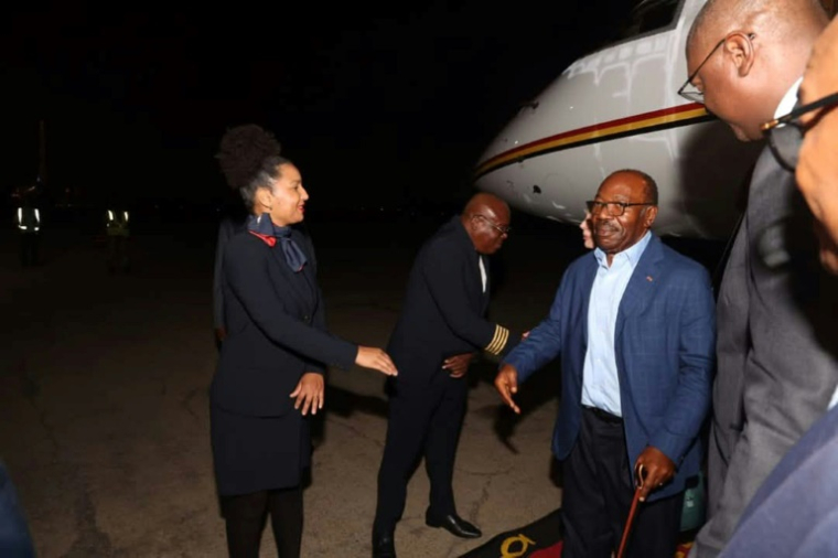 Photo prise et diffusée par la présidence angolaise le 16 mai 2025, montrant l'ex-président gabonais Ali Bongo Ondimba (3e à partir de la gauche) à sa descente d'avion dans un aéroport de Luanda, en Angola ( Angola Presidency / - )