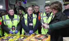 France: la ministre de l'Agriculture visite la douane à l'aéroport de Roissy