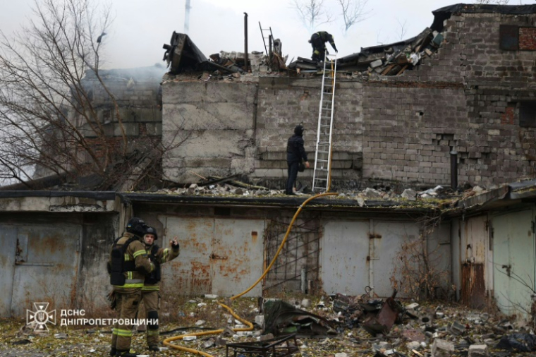 Photo diffusée par le service d'urgence ukrainien, le 21 novembre 2024, montrant des pompiers ukrainiens sur un site après une attaque aérienne russe à Dnipro ( Service d'urgence ukrainien / Handout )