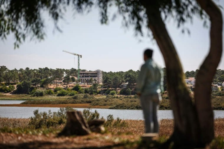 Une grue au-dessus du chantier de construction d'un nouvel hôtel appartenant au créateur français Christian Louboutin, le 29 septembre 2025 à Melides, dans le sud-ouest du Portugal ( AFP / Patricia DE MELO MOREIRA )