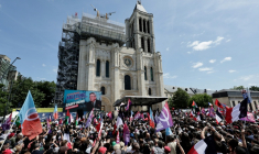 Plusieurs milliers de personnes réunies devant la Basilique de Saint-Denis, près de Paris, pour le meeting de Jean-Luc Mélenchon, candidat LFI à la présidentielle ( AFP / STEPHANE DE SAKUTIN )