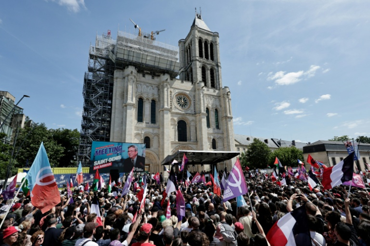 Plusieurs milliers de personnes réunies devant la Basilique de Saint-Denis, près de Paris, pour le meeting de Jean-Luc Mélenchon, candidat LFI à la présidentielle ( AFP / STEPHANE DE SAKUTIN )